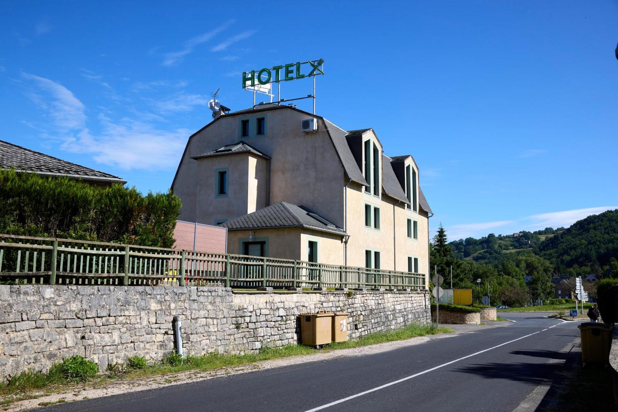 Hotel-Restaurant Le Calice Du Gevaudan - A75 Banassac Exterior photo