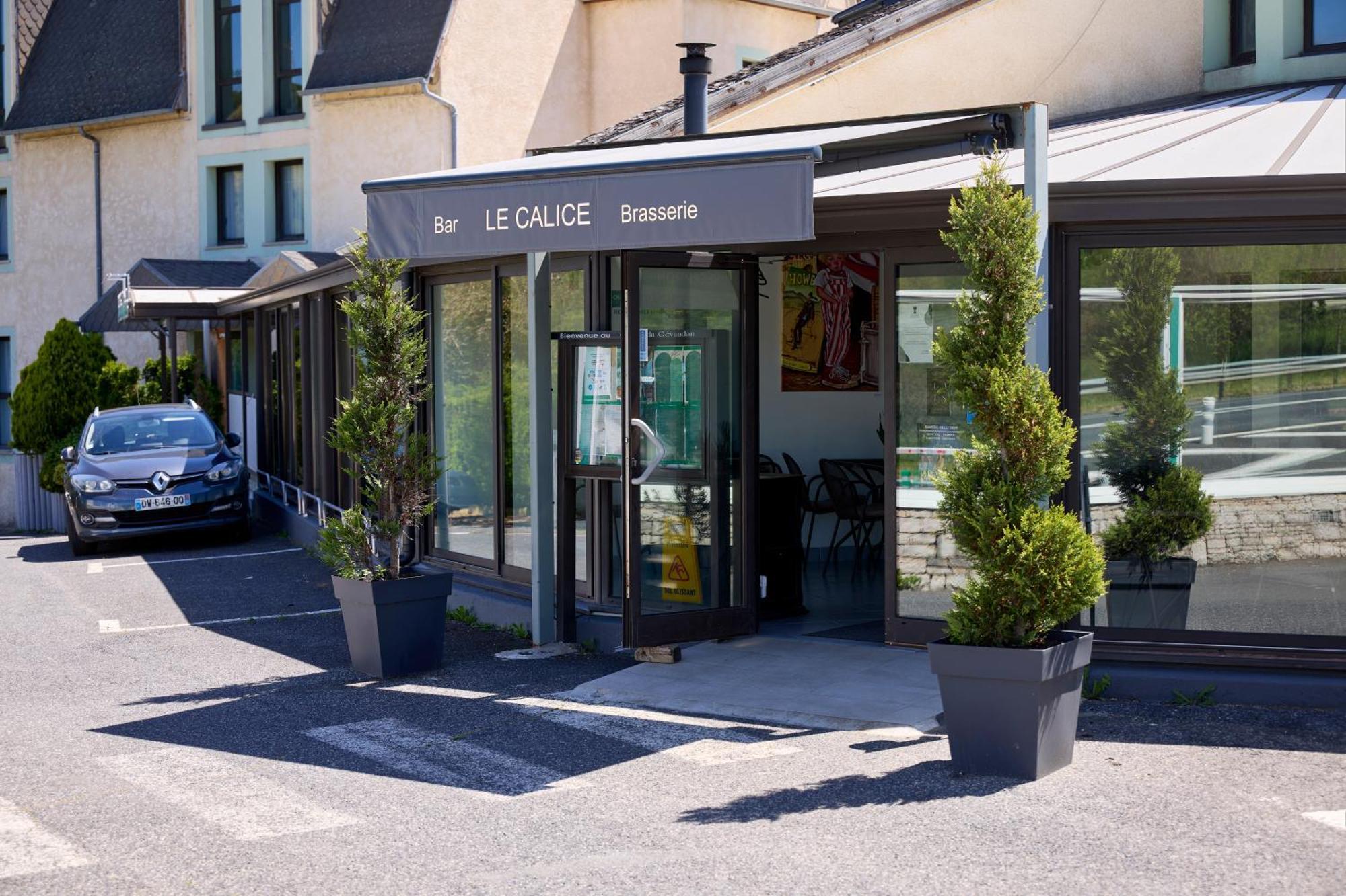 Hotel-Restaurant Le Calice Du Gevaudan - A75 Banassac Exterior photo